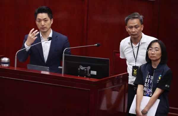 蔣萬安15日赴市議會專案報告並備質詢。當時多名議員關心世壯會籌備狀況，並說世壯運狀況多。右為體育局長游竹萍，中為世壯運執行辦公室主任張勝傑。