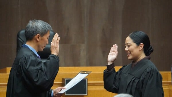 洛杉磯郡高等法院16日為台裔法官黃海倫（右）舉行就職儀式，加州最高法院台裔法官劉弘威（Goodwin Liu）（左）主持宣誓儀式。