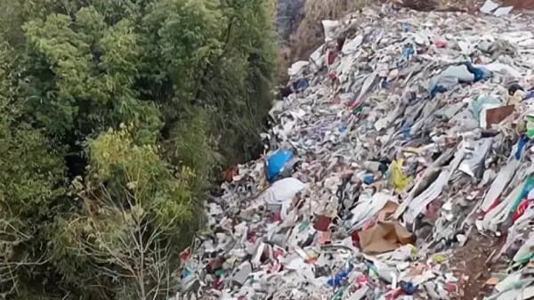 中国“永久基本农田”沦为垃圾场污染水源危及健康(图)