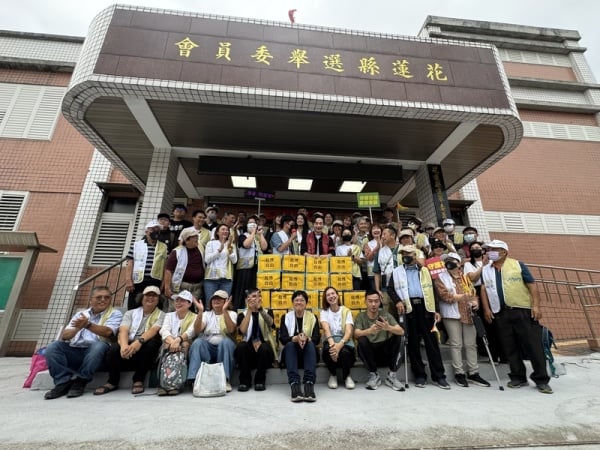 花蓮罷免國民黨立委傅崐萁民團「微光花蓮」2日上午將3萬2777份二階連署書遞交花蓮縣選委會，會後民團志工合影。