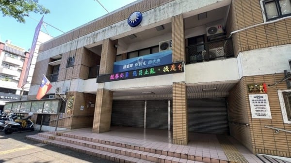 国民党台中市党部2日上午遭搜索，目前党部铁门已经拉下，党部主委颜文正证实此事。