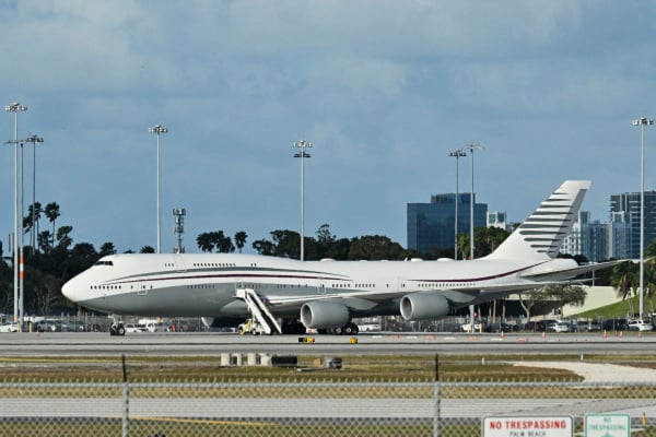 2025年2月15日，一架卡達波音747飛機在棕櫚灘國際機場的停機坪上。