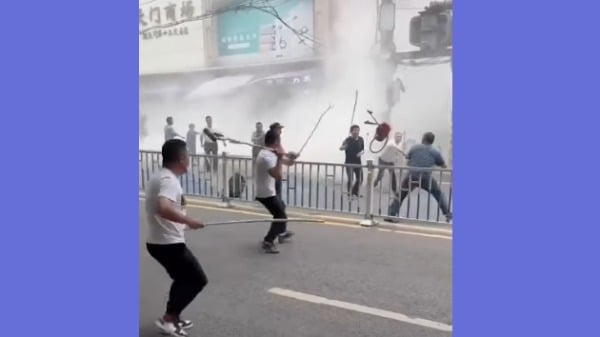 惊人重庆商场遭掷燃烧弹邯郸学生跳楼(图)