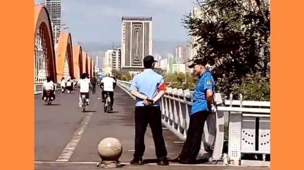 太原跳河的人太多了，只好派警察守橋。
