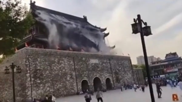 权力格局的大凶之兆凤阳鼓楼顶瓦垮塌(图)