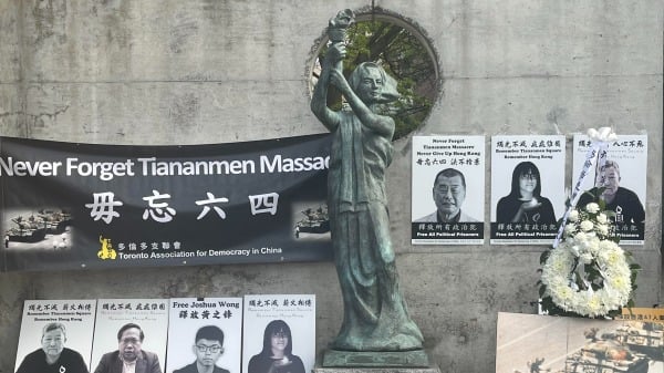 2025年5月25日，多倫多支聯會主辦了系列六四36週年紀念活動之一，在約克大學民主女神像前為六四死難者獻花。（看中國肖然攝）(16:9)