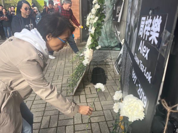 李蘭菊獻花