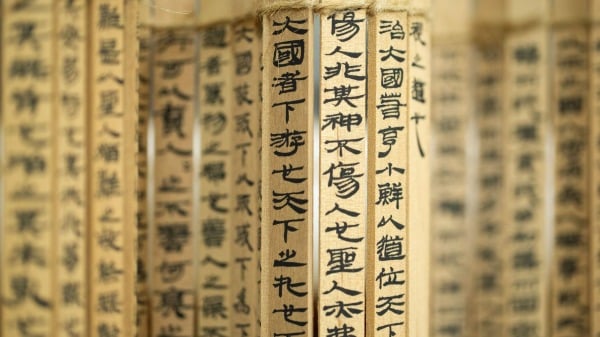 邢義田院士不僅研究簡牘，更親自模擬古人在簡上筆耕
