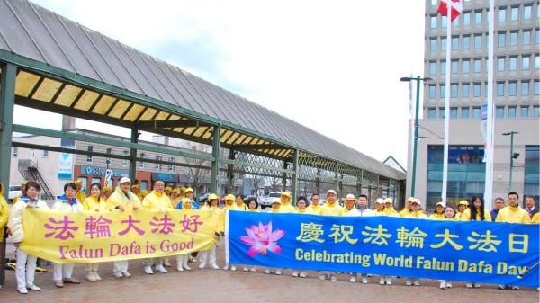 2025年5月1日，加拿大安省巴里市市政府前，市长主持法轮大法旗升旗仪式，庆祝世界法轮大法日33周年。图为参加庆祝活动的部分当地法轮功学员。（图片来源：Epoch Times）(16:9)