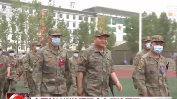 “天火坠”有预兆迟浩田闻鸡起舞给张又侠扎起(组图)