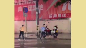 “献忠疯起来警察都怕”广西男子持刀追砍公安落荒而逃(图)