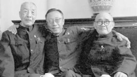 一張老照片：溥儀和「滅清仇人」親熱的摟在一起(組圖)