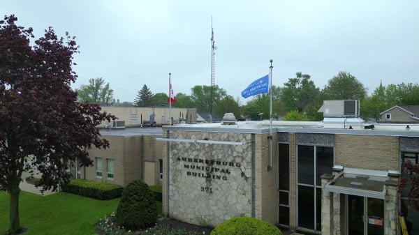 2025年5月6日，加拿大安省阿默斯特堡市（Amherstburg）舉行慶祝第33屆世界法輪大法日升旗活動。（圖片來源：NT D）(16:9)上傳者:aprilzhu ---上傳時間:2025-05-08 03:22:22.163864