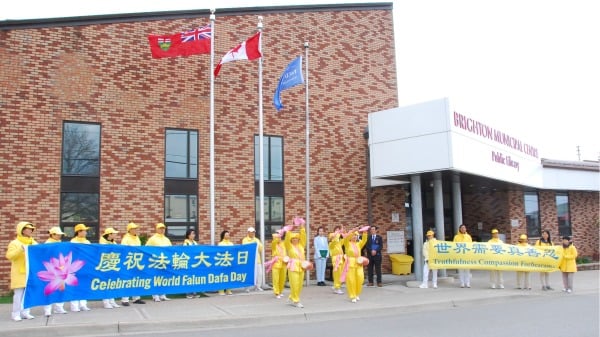 2025年5月2日，加拿大安省布靈頓(Brington)市政府前，市長布萊恩．奧斯特蘭德（Brian Ostrander）和副市長兼議員懷特（Bobbi Wright）主持法輪大法旗升旗儀式，慶祝世界法輪大法日33週年。（圖片來源：EpochTimes)