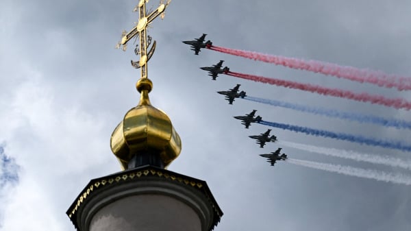 2025年5月7日，在勝利日閱兵式的總體彩排中，俄羅斯蘇霍伊SU-25戰鬥機在莫斯科市中心上空飛行時，噴出代表俄羅斯三色國旗的煙霧。