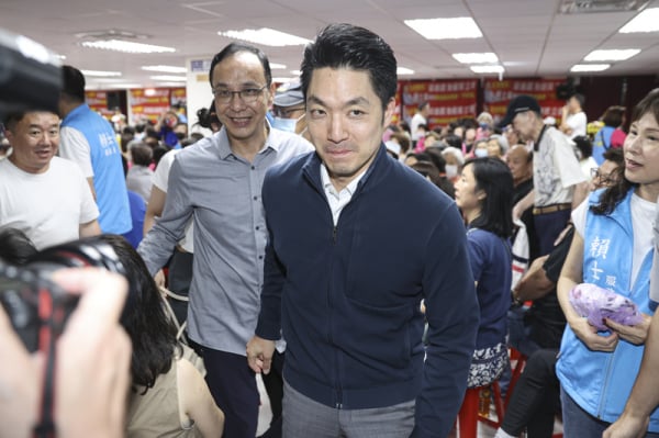 藍委賴士葆13日晚間在台北市文山區舉辦「反惡罷 戰獨裁」政策說明會，黨主席朱立倫（中左）、台北市長蔣萬安（前中）到場站台。（圖片來源：中央社）