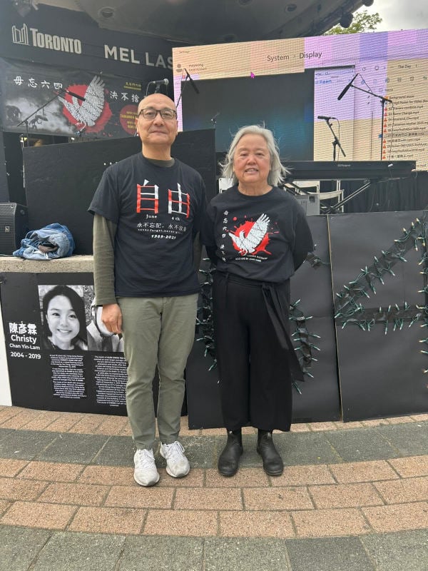 中國民主黨加拿大委員會黨員張昕偉（左）參加六四36週年紀念活動時於多倫多支聯會共同主席吳溫溫合影（本人提供）上傳者:aprilzhu ---上傳時間:2025-06-11 01:22:12.047559
