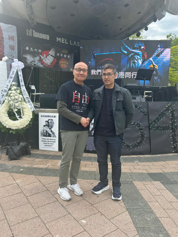 中國民主黨加拿大委員會黨員張昕偉參加六四36週年紀念活動時與香港雨傘運動領袖周永康（右）合影（本人提供）