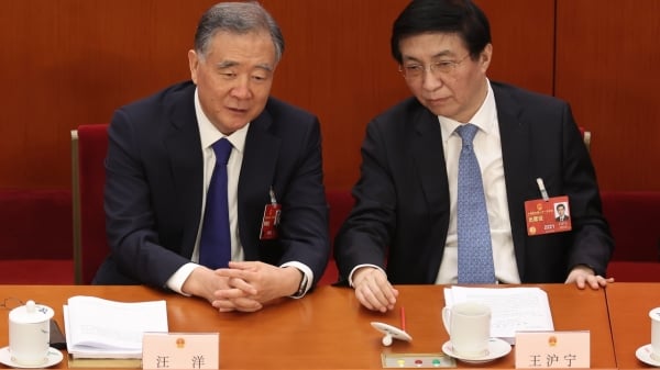 2023年3月5日，全国政协主席汪洋与中共中央政治局常委王沪宁出席十四届全国人大一次会议。（图片来源：Lintao Zhang/Getty Images）