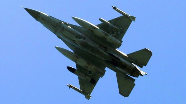 2025年3月24日，一架以色列空军F-16战斗机飞越以色列北部城市约克尼穆伊利特。