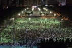 六四纪念晚会的烛光(图)