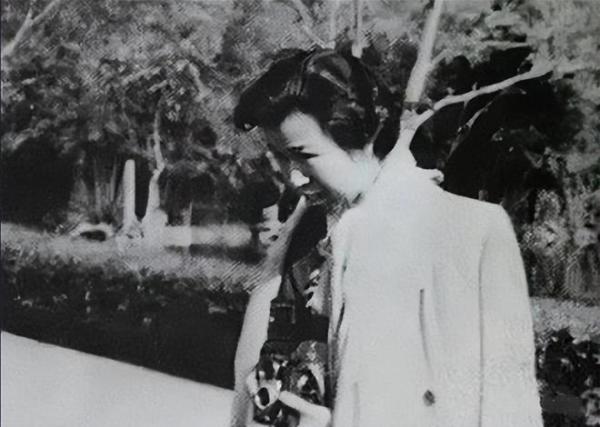 江青1971年做景山公园