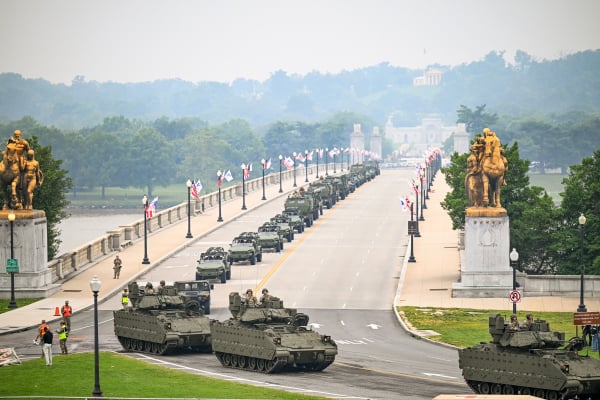 2025年6月14日，美國陸軍士兵和裝甲車在華盛頓特區舉行的陸軍250週年閱兵式上穿過紀念橋。