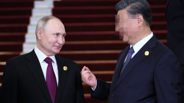 俄罗斯总统普京和中共党魁习近平于 2023 年 10 月 17 日在北京举行的第三届“一带一路”高峰论坛欢迎仪式上互动。（图片来源：SERGEI SAVOSTYANOV/POOL/AFP via Getty Images ）