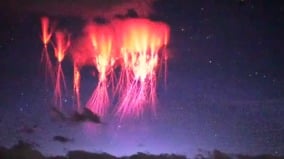西藏惊现罕见红色精灵闪电黑龙江多地现极光(组图)