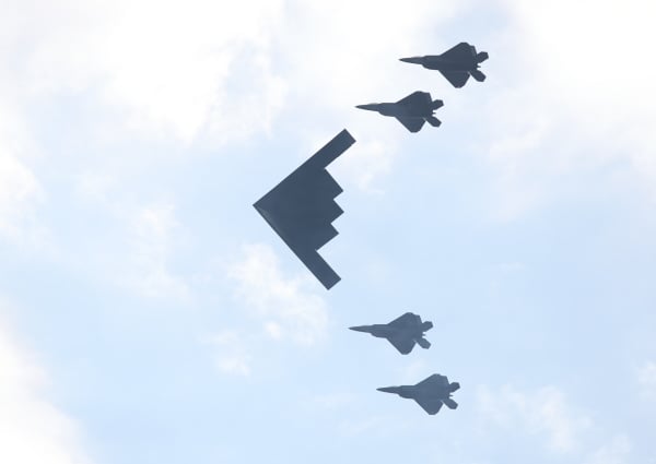 2020年7月4日，在紐約市，B-2隱身轟炸機與F-35戰鬥機在哈德遜河上空進行軍事飛行。