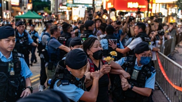 圖為社會民主聯盟領導人陳保定被警察拘留。（圖片來源：Anthony KwanGetty Images）