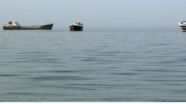 2012年3月13日，霍爾木茲海峽阿曼海岸線附近的船隻。