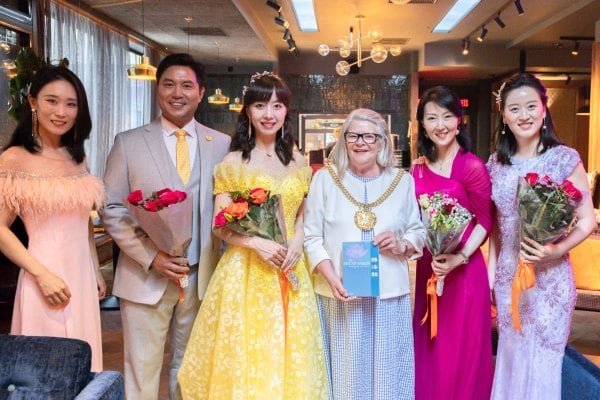 Barbara Murray與演員合影