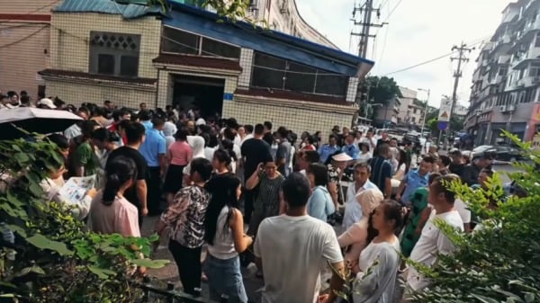 四川小學臭豬肉事件發酵，家長憤怒到校討說法。