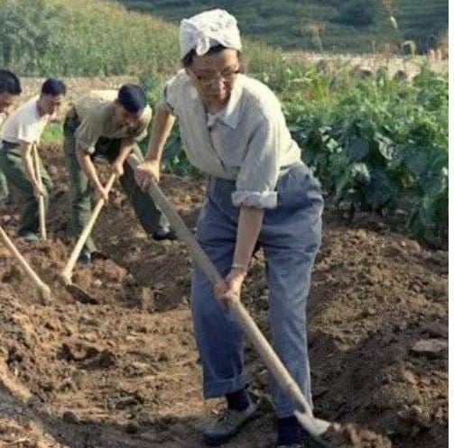 江青在大寨的擺拍