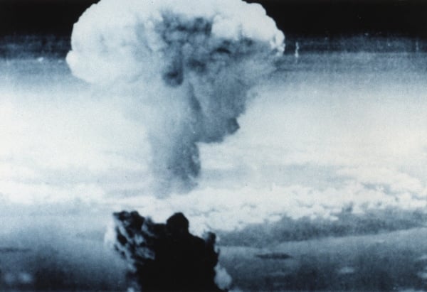 1945年8月9日，日本长崎遭受原子弹轰炸。