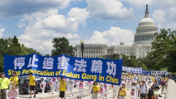 2014年7月17日，法轮功学员在美国华盛顿特区游行，呼吁停止迫害法轮功。