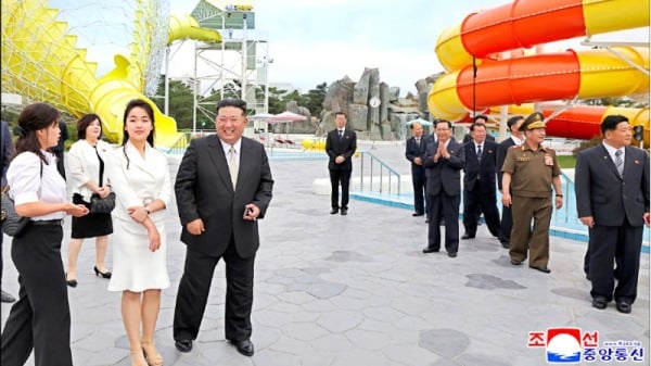 6月26日，朝鮮官媒報導領導人金正恩與其夫人李雪主（左一）、女兒金主愛（左二）出席一處海濱旅遊區竣工儀式消息，李雪主疑似背著一款Gucci名牌包，女兒金主愛手上戴著鑽錶。