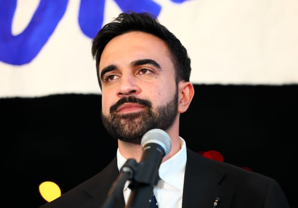 纽约市市长候选人、纽约州众议员佐赫兰·马姆达尼于2025年6月24日在纽约市皇后区长岛市社区的集会上向支持者发表讲话。