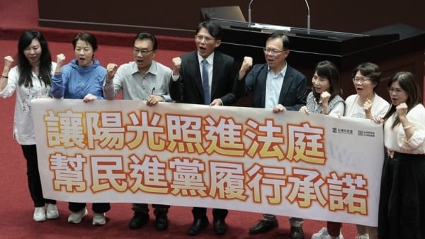 立法院会27日在蓝白人数优势下，经表决三读修正通 过法院组织法部分条文，其中明定法庭直播相关规定。（图片来源：中央社）