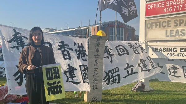 2025年6月，劉沖在加拿大多倫多太古廣場外的光復香港廣場參與抗議活動（看中國攝）(16:9)
