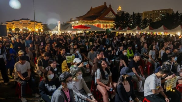 華人民主書院等單位4日晚間在台北中正紀念堂廣場舉辦哀悼晚會，大批民眾冒雨到場參與。（圖片來源：中央社）
