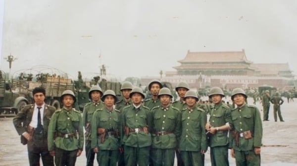 六四天安门事件发生时，前中共解放军中尉李晓明（后排右3）隶属39军116师高炮团，他的部队因长官消极抵抗镇压命令，6月5日才抵达天安门广场。