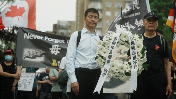 2025年6月4日，多倫多支聯會在多倫多中領館前主辦紀念六四36週年集會和遊行。圖為遊行隊伍打頭的89民運領袖周鋒鎖（前排左）和多倫多支聯會主席關卓中（前排右）（多倫多支聯會提供）