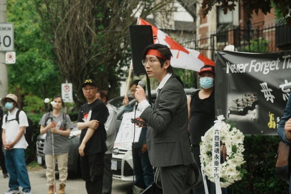2025年6月4日，多倫多支聯會在多倫多中領館前主辦紀念六四36週年集會和遊行。圖為公民會創會主席楊若暉在中領館前的集會上發言。（多倫多支聯會提供）