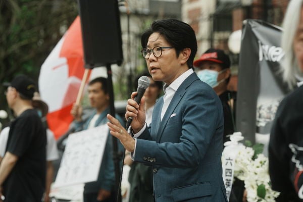 圖為加拿大安省省議員黃慧文在集會上發言。（多倫多支聯會提供）