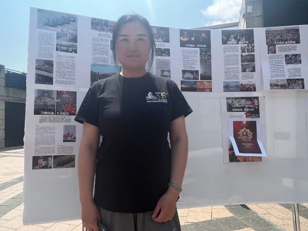 2025年6月4日，公民會在北約克賴士民廣場舉辦六四紀念活動。圖為中國民主黨黨員吳曉芸從卡爾加里趕來參加活動。（看中國攝）