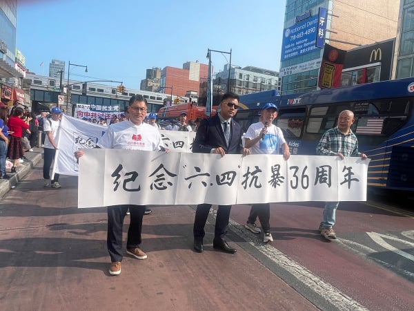 集會的嘉賓和主持人走在游行隊伍最前面。(攝影 / 看中國 / Judy)