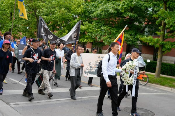 2025年6月4日，89民運領袖周鋒鎖（前排左一）參加多倫多支聯會主辦的紀念六四36週年遊行。（Brucy提供）