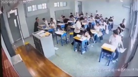 被高考逼瘋山東考場男生崩潰滿場撕考卷(組圖)